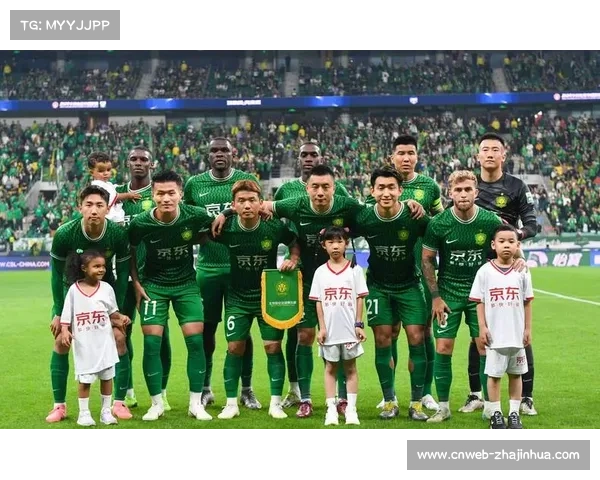 国安主场对阵梅州，球迷高歌助威法比奥冲击金靴